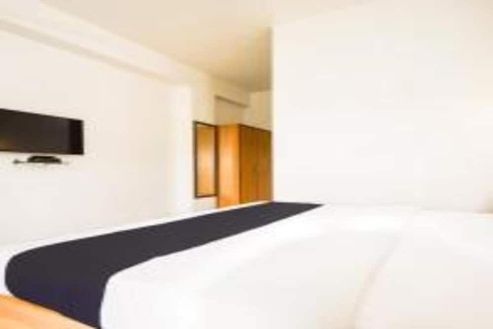 Deluxe Room, 1 Queen Bed, City View