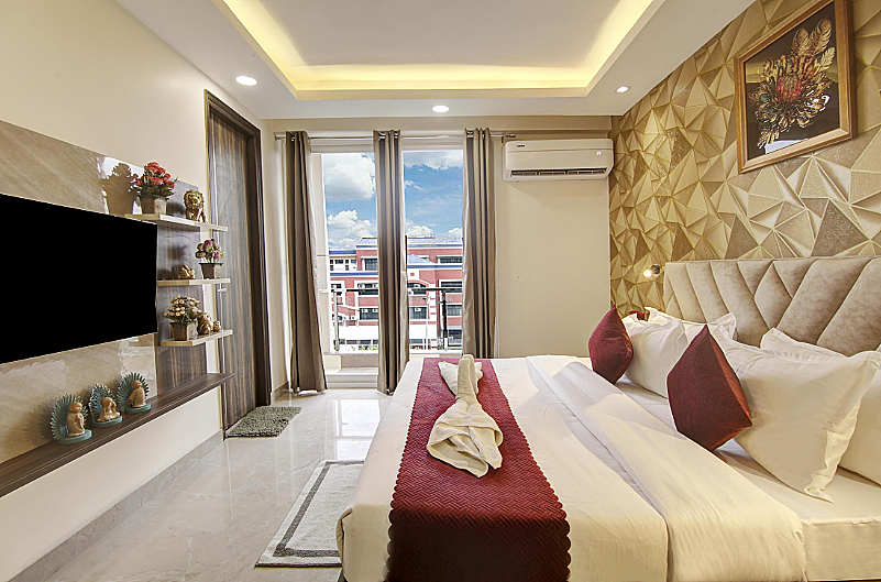 Luxury Suite With Balcony Kitchen And Living Room