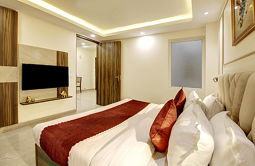 Luxury Suite With Balcony Kitchen And Living Room