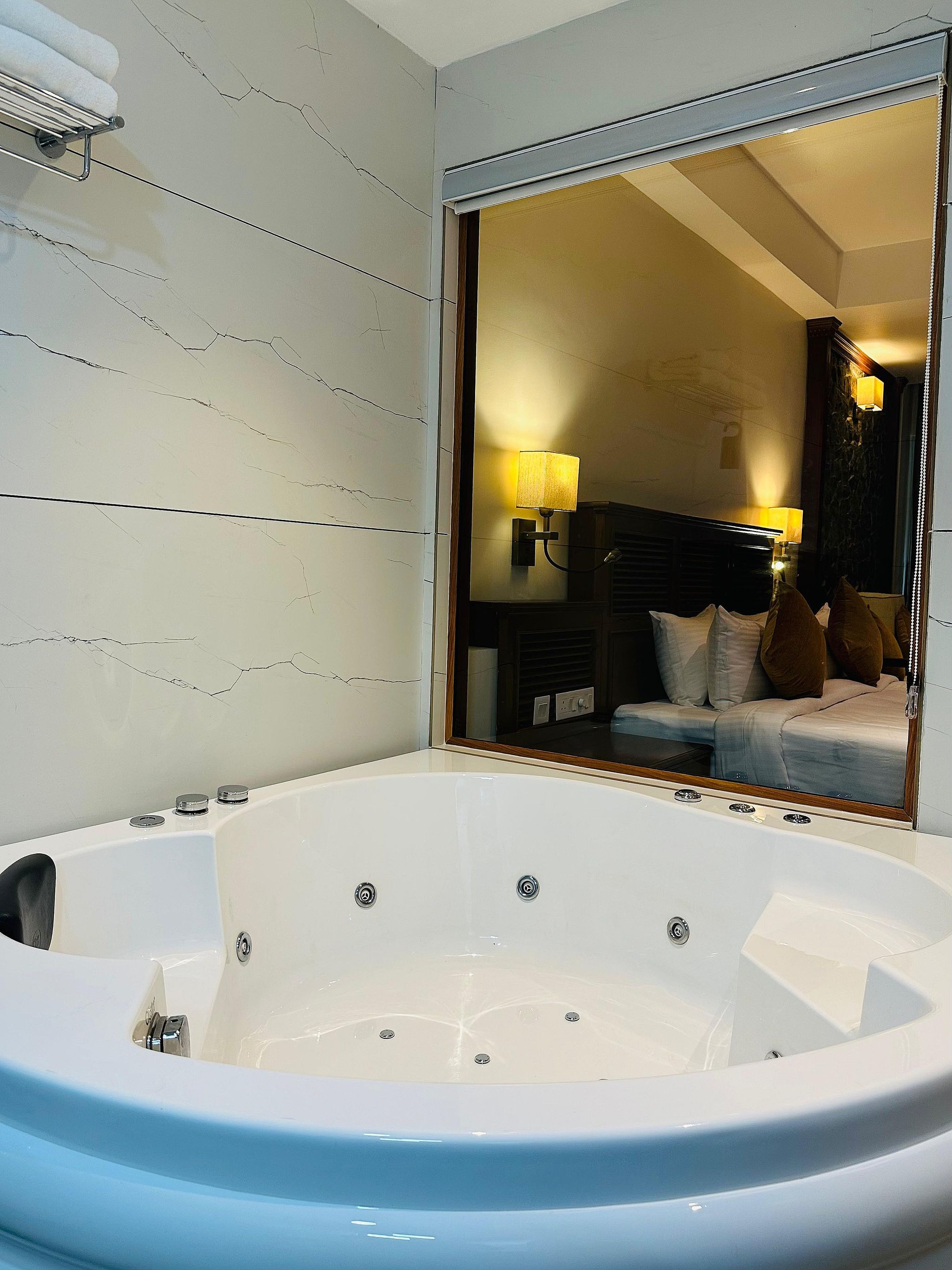 Regal Enclave - Jaccuzi Suite