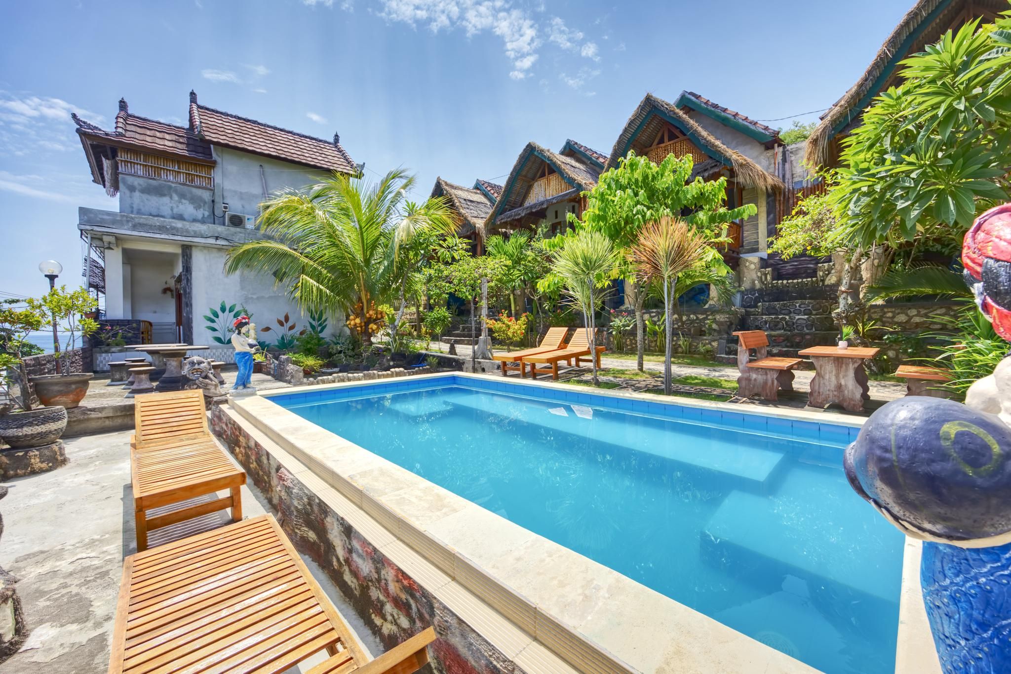 Swimming pool [outdoor]