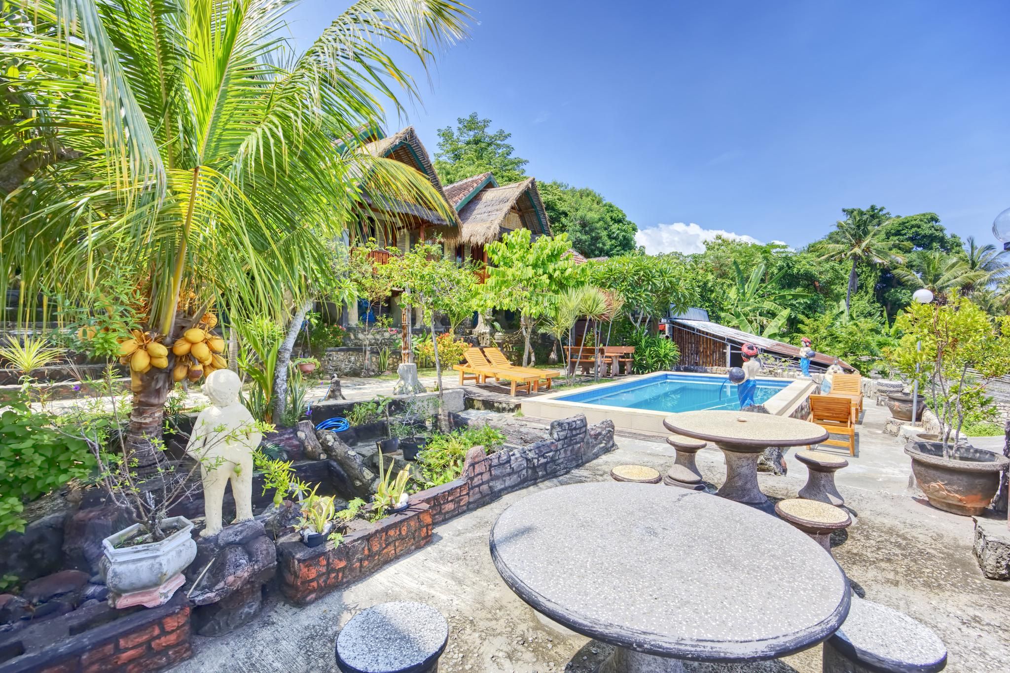 Swimming pool [outdoor]