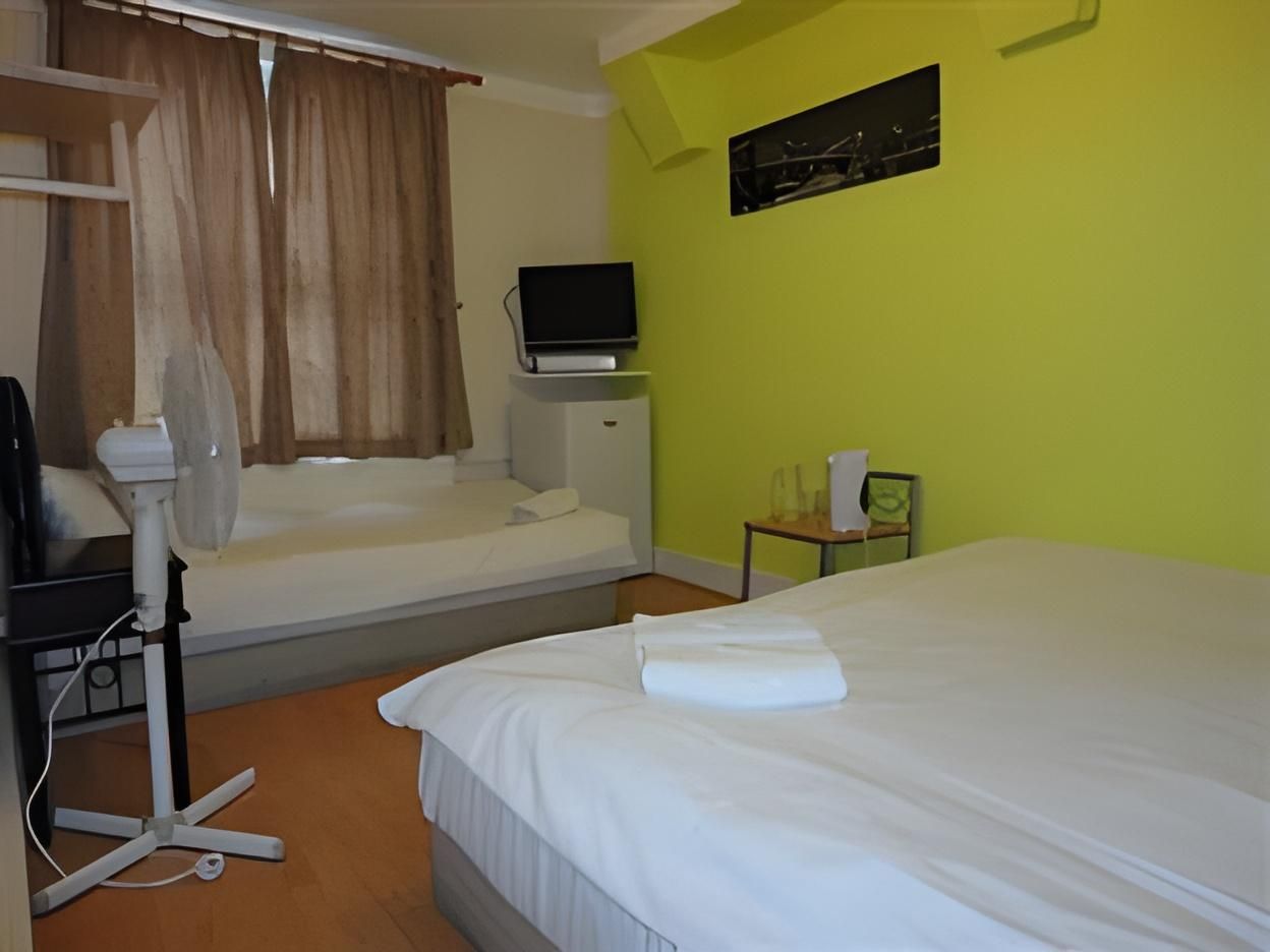 Economy Triple Room with Shared Bathroom