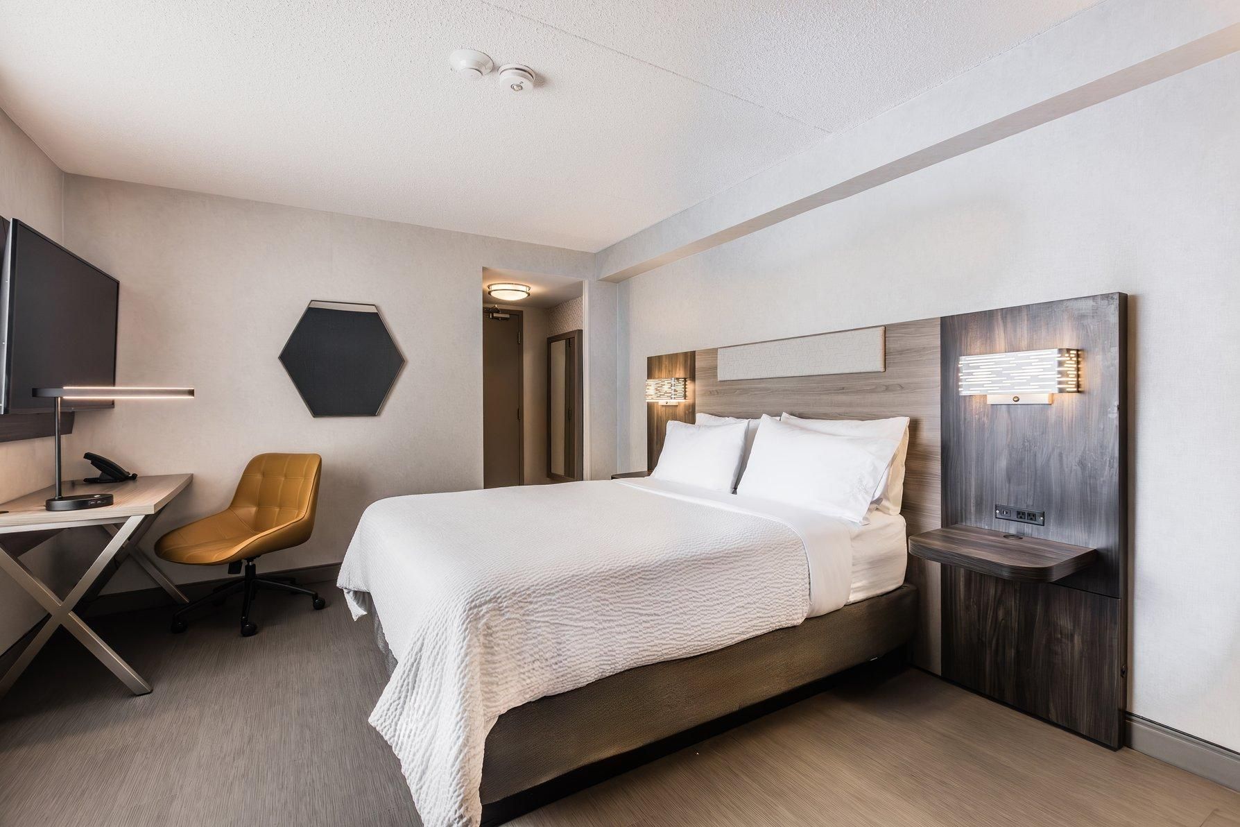 1 Queen Standard Corner Room