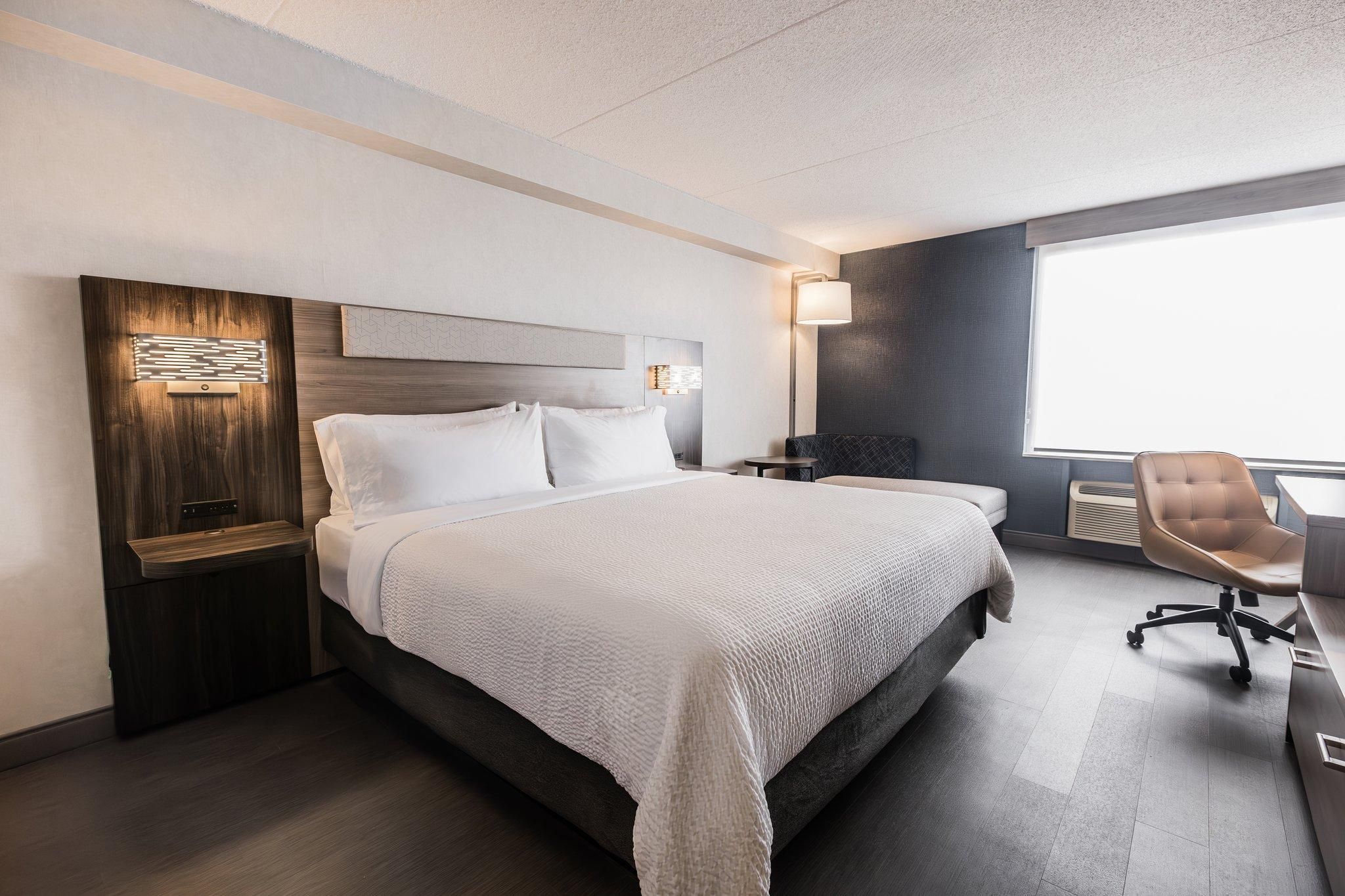 Holiday Inn Express Toronto - North York by IHG 1 King Standard