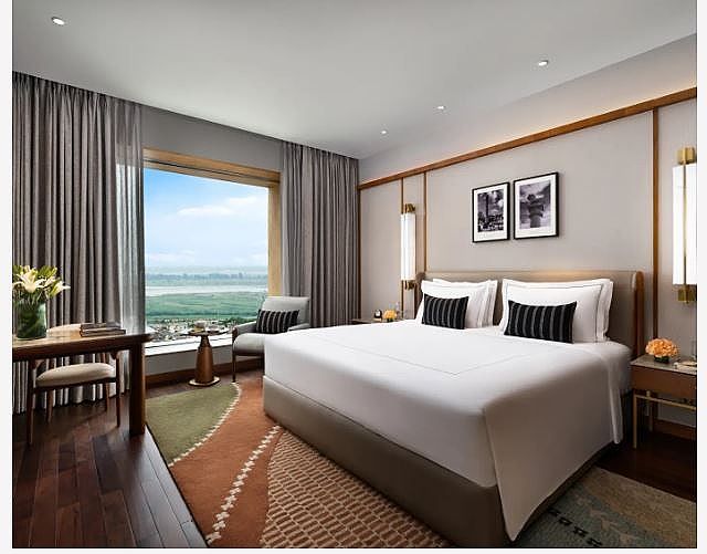 PREMIUM ROOM KING BED MARINE DRIVE VIEW