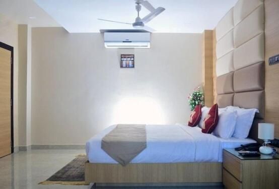 Hotel Royal Palace STANDARD King Room 3