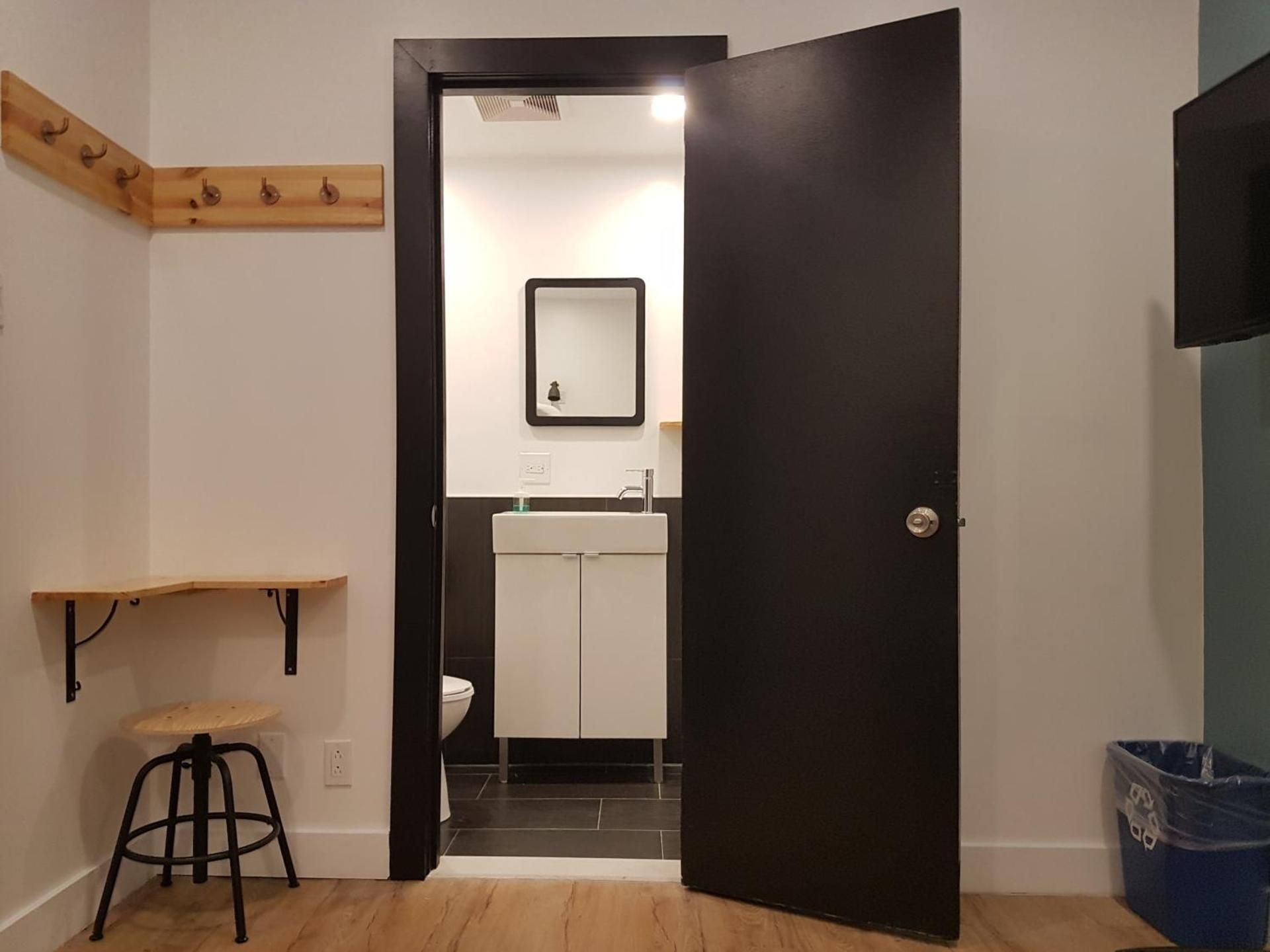 Auberge Saintlo Montreal Hostel Triple Room 3