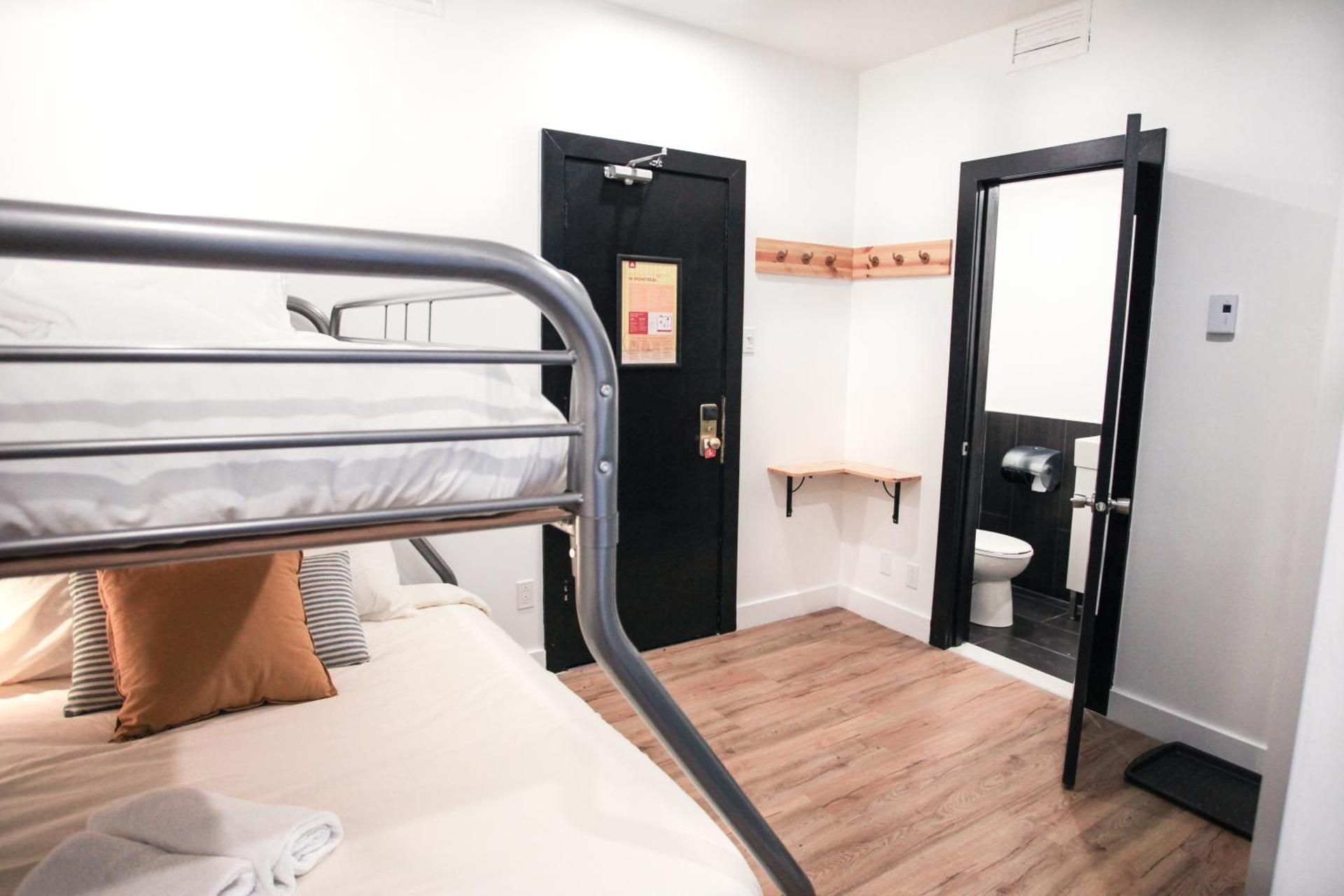 Auberge Saintlo Montreal Hostel Triple Room 2