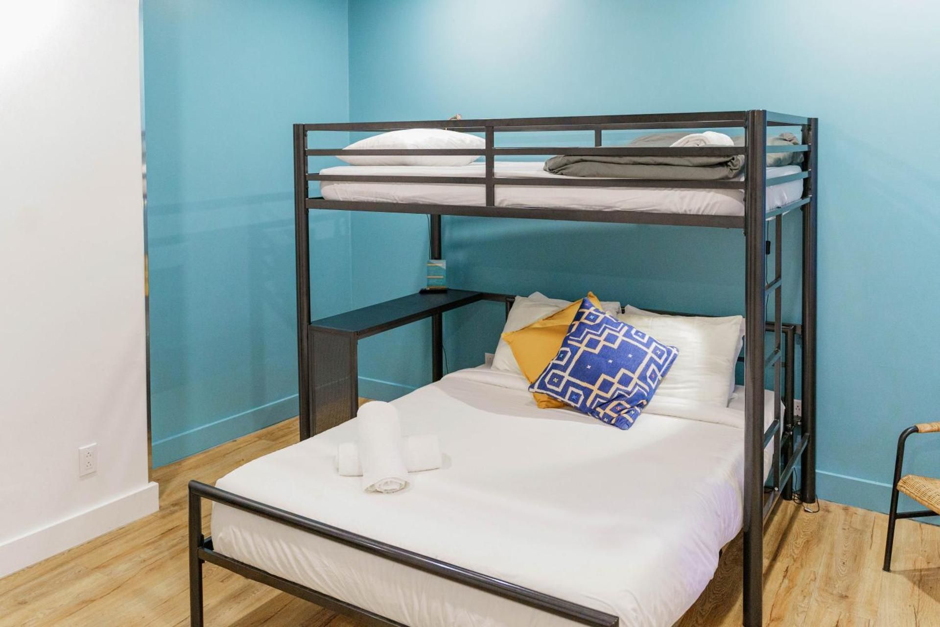 Auberge Saintlo Montreal Hostel Triple Room