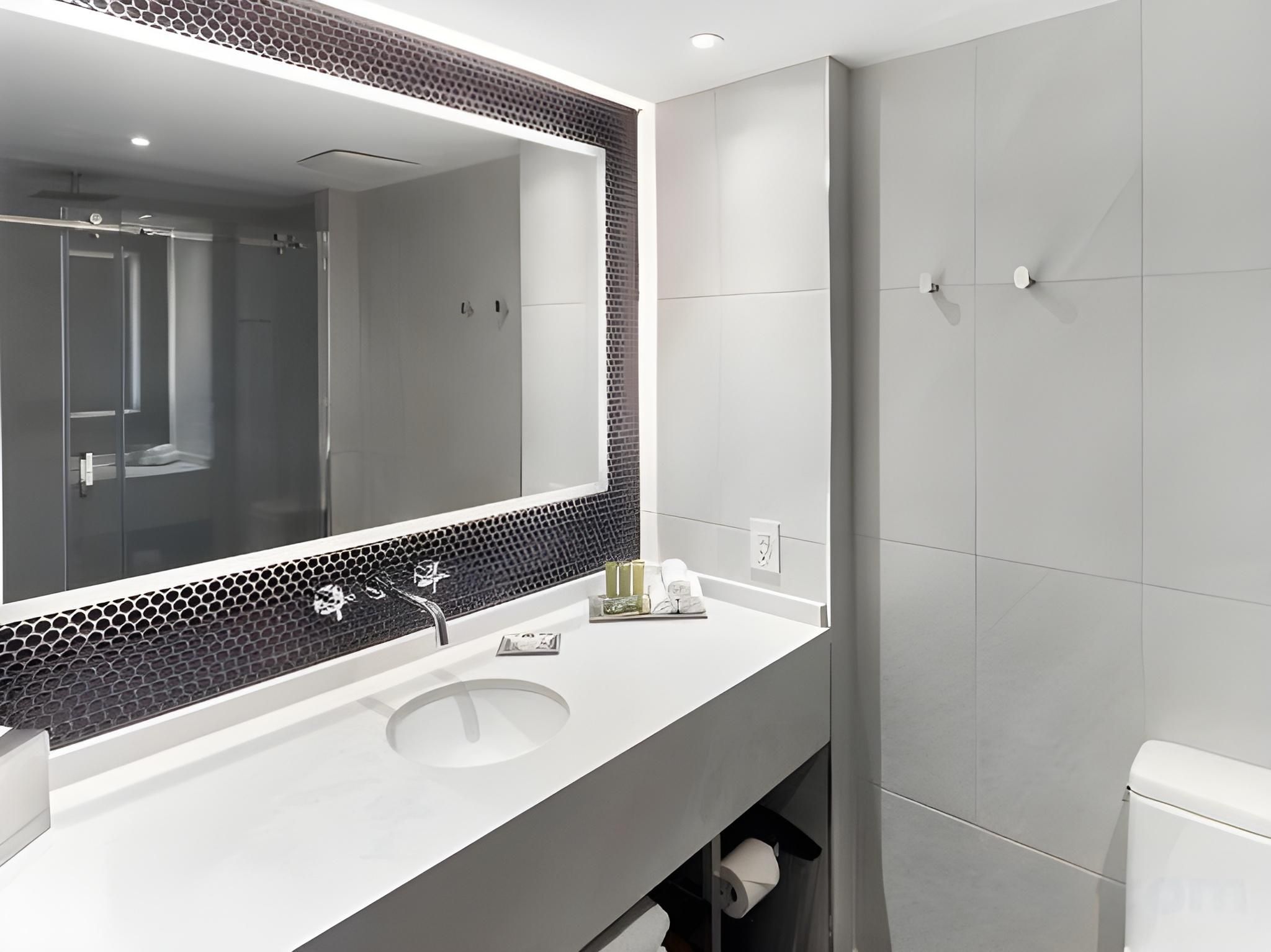 Hotel Bonaventure Montreal Superior King Bed Room 3