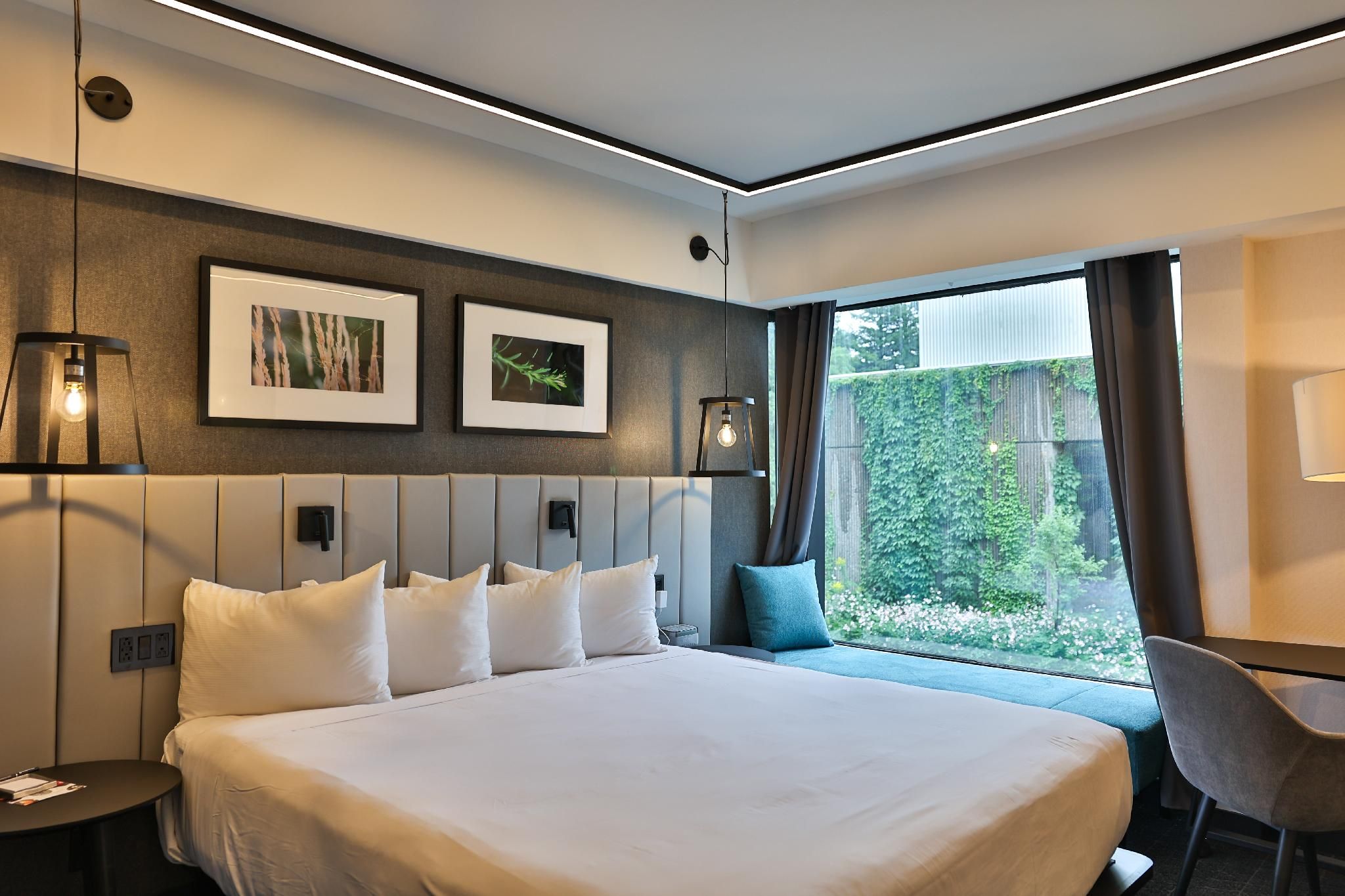 Hotel Bonaventure Montreal Superior King Bed Room