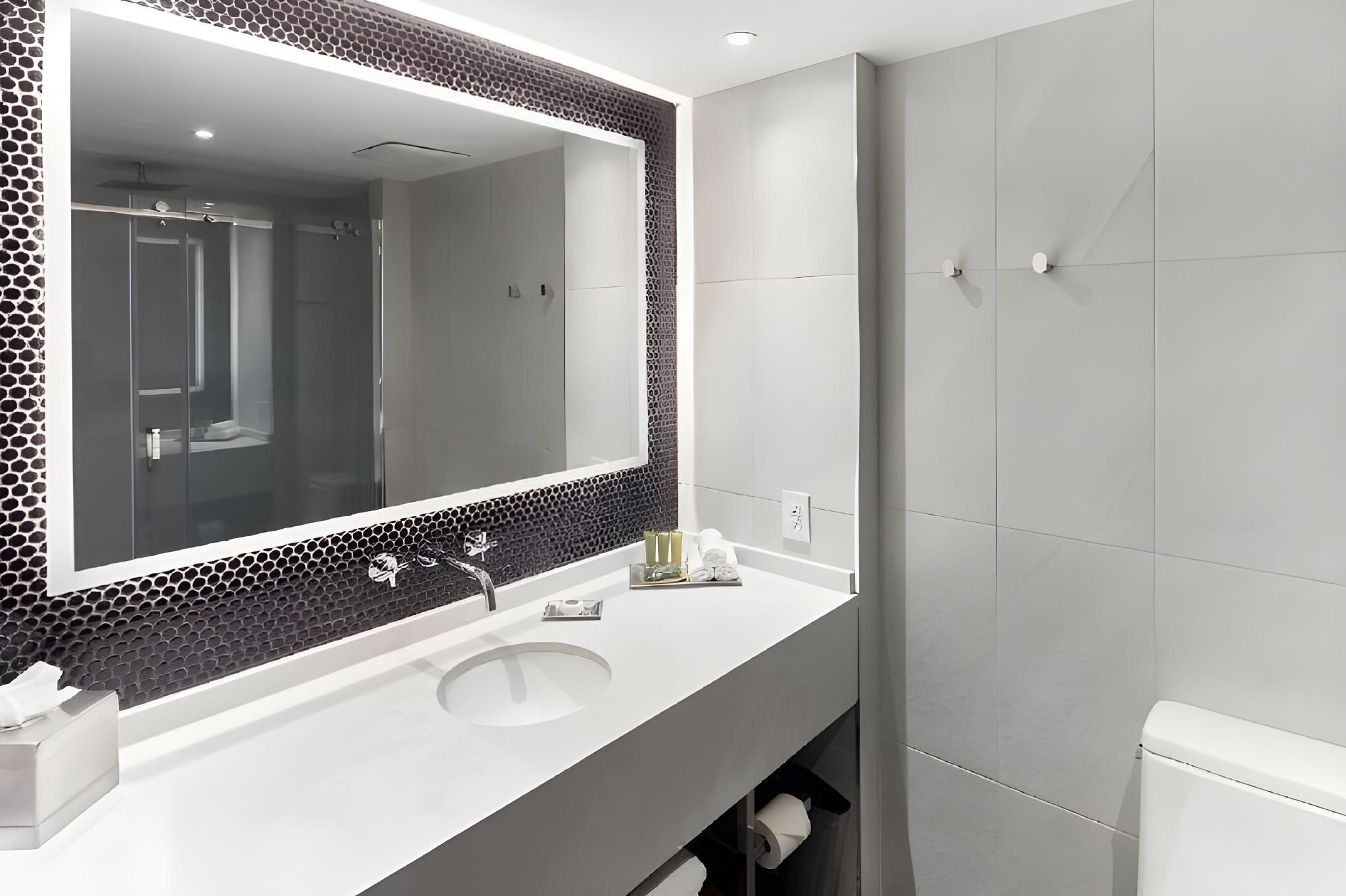 Hotel Bonaventure Montreal Superior Room with 2 Queen Beds 3