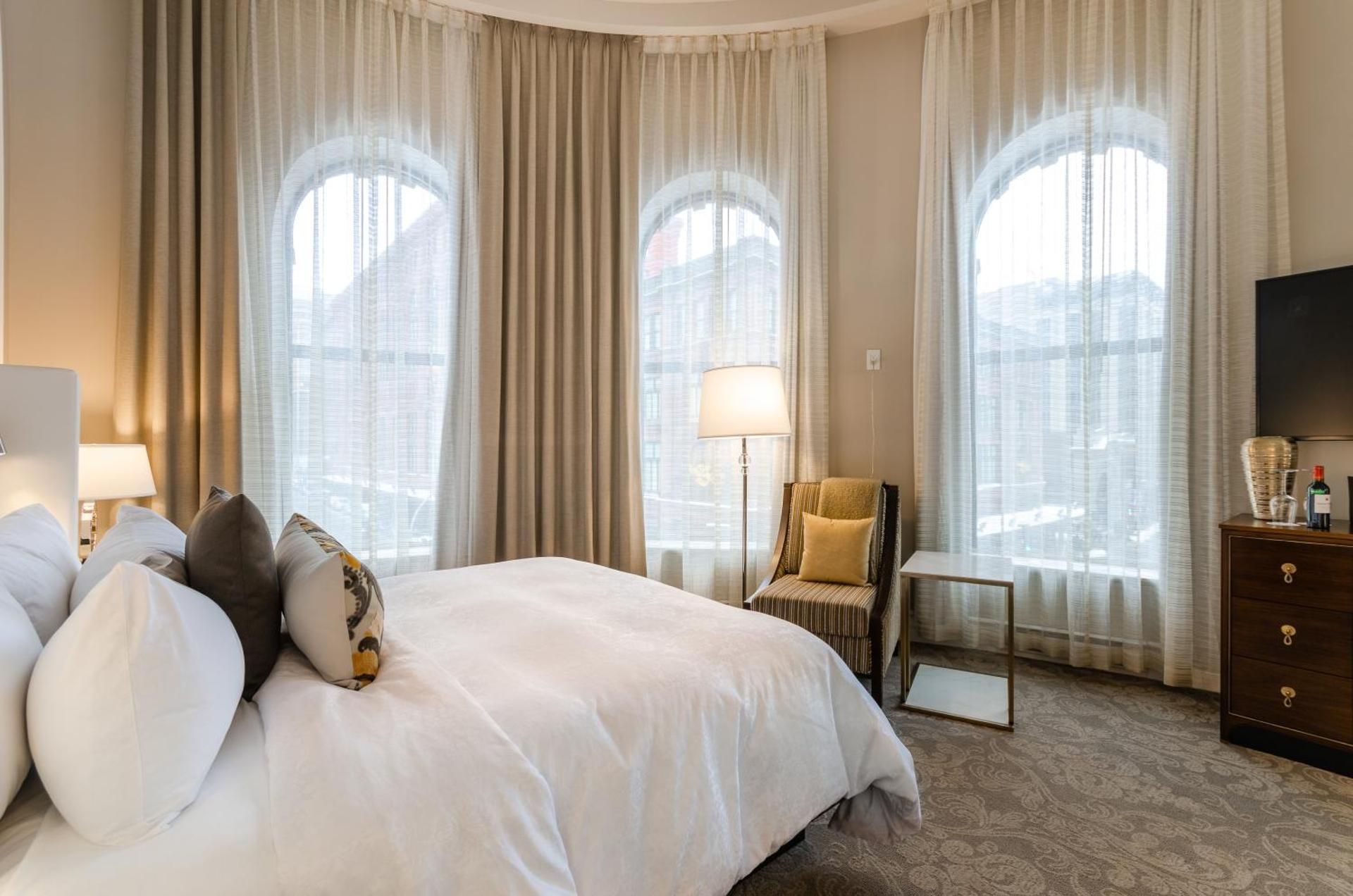 Grand Montreal View 1 King Bed