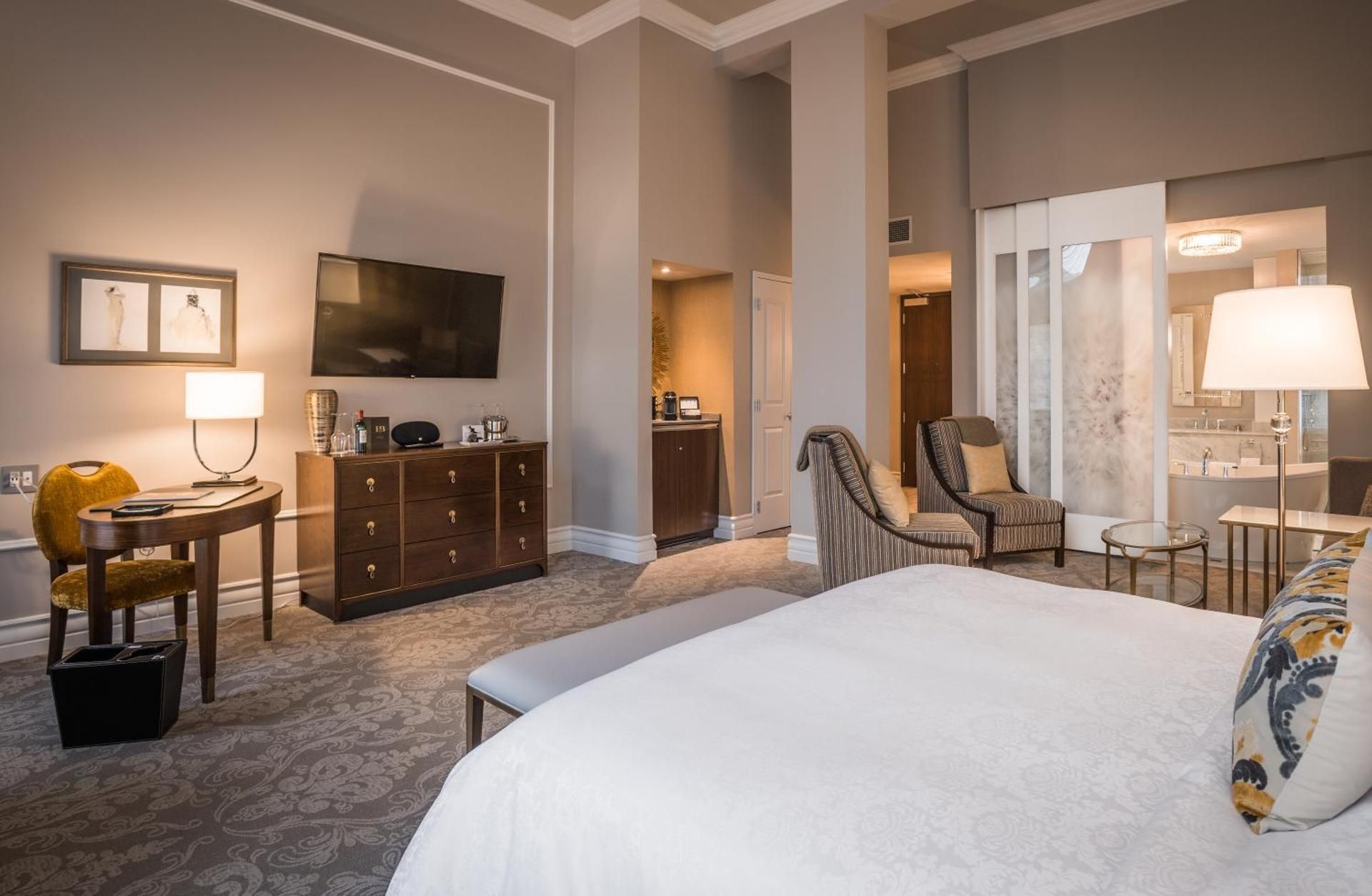 Grand Deluxe 1 King Bed City View 