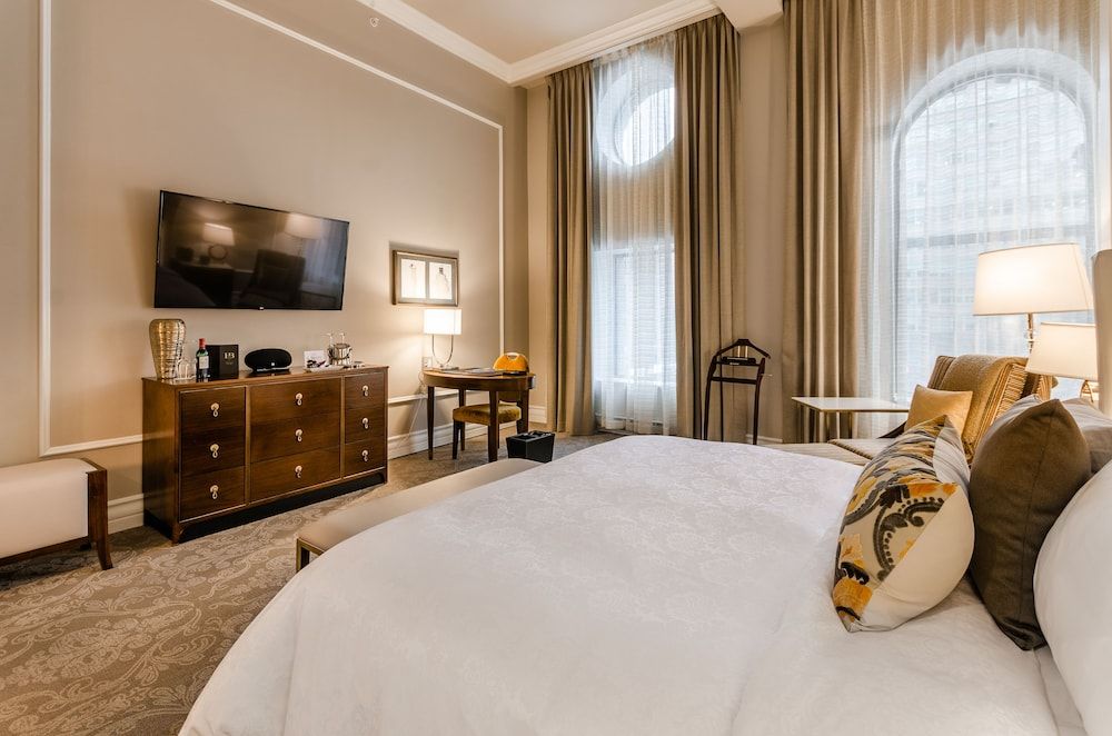 Hotel Birks Montreal Classic Room, 1 King Bed, City View 2