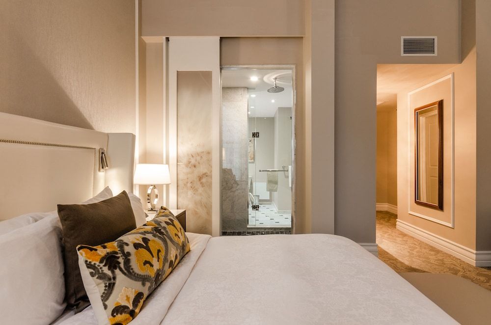 Hotel Birks Montreal Classic Room, 1 King Bed, City View 3
