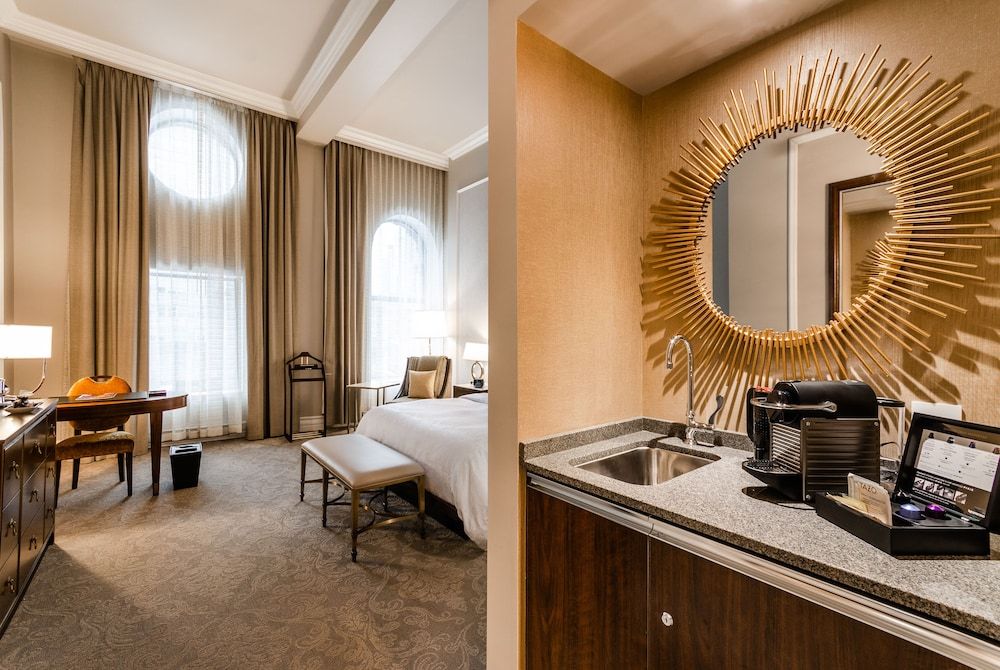 Hotel Birks Montreal Classic Room, 1 King Bed, City View 6