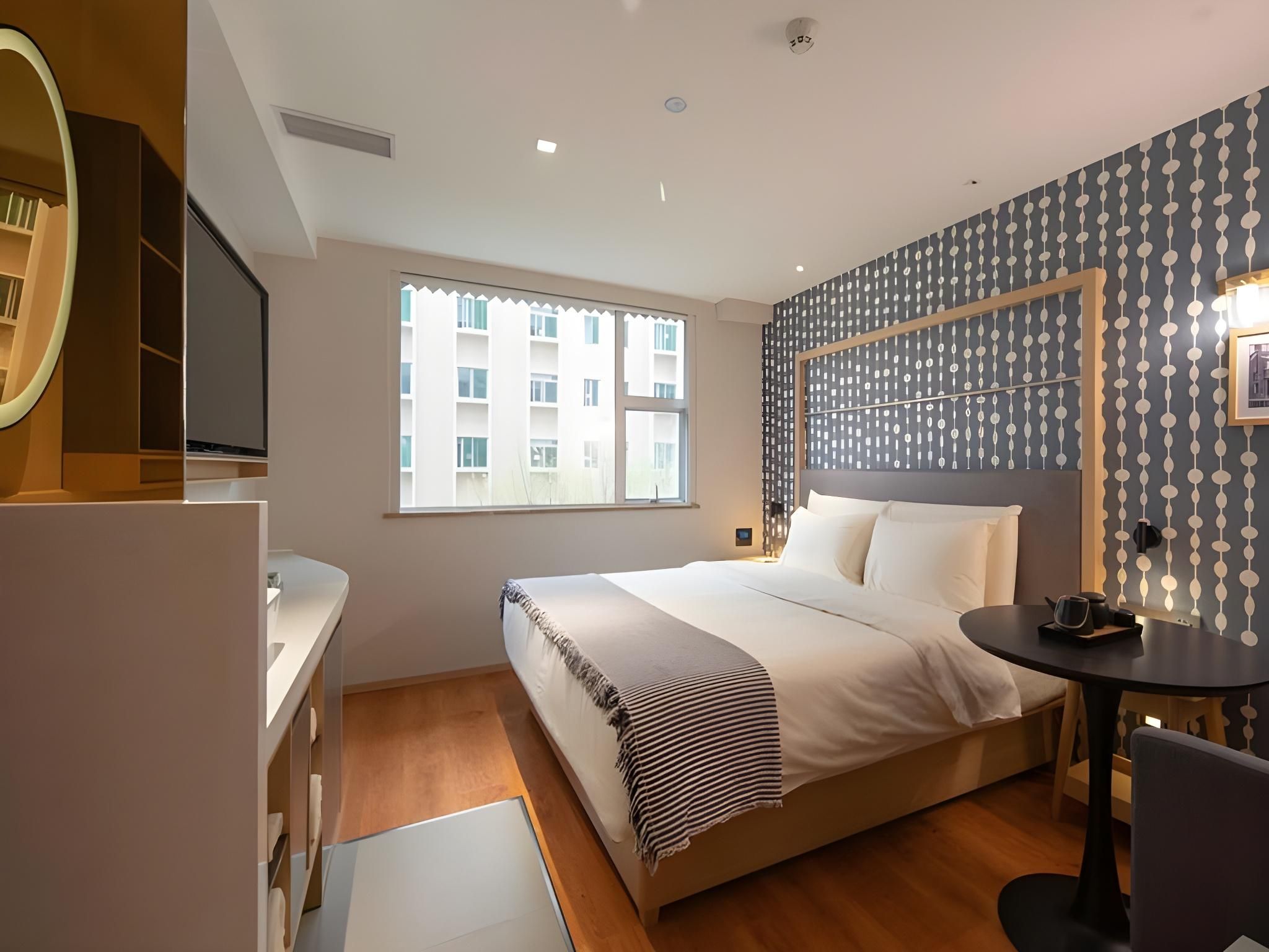 Queen Deluxe Room