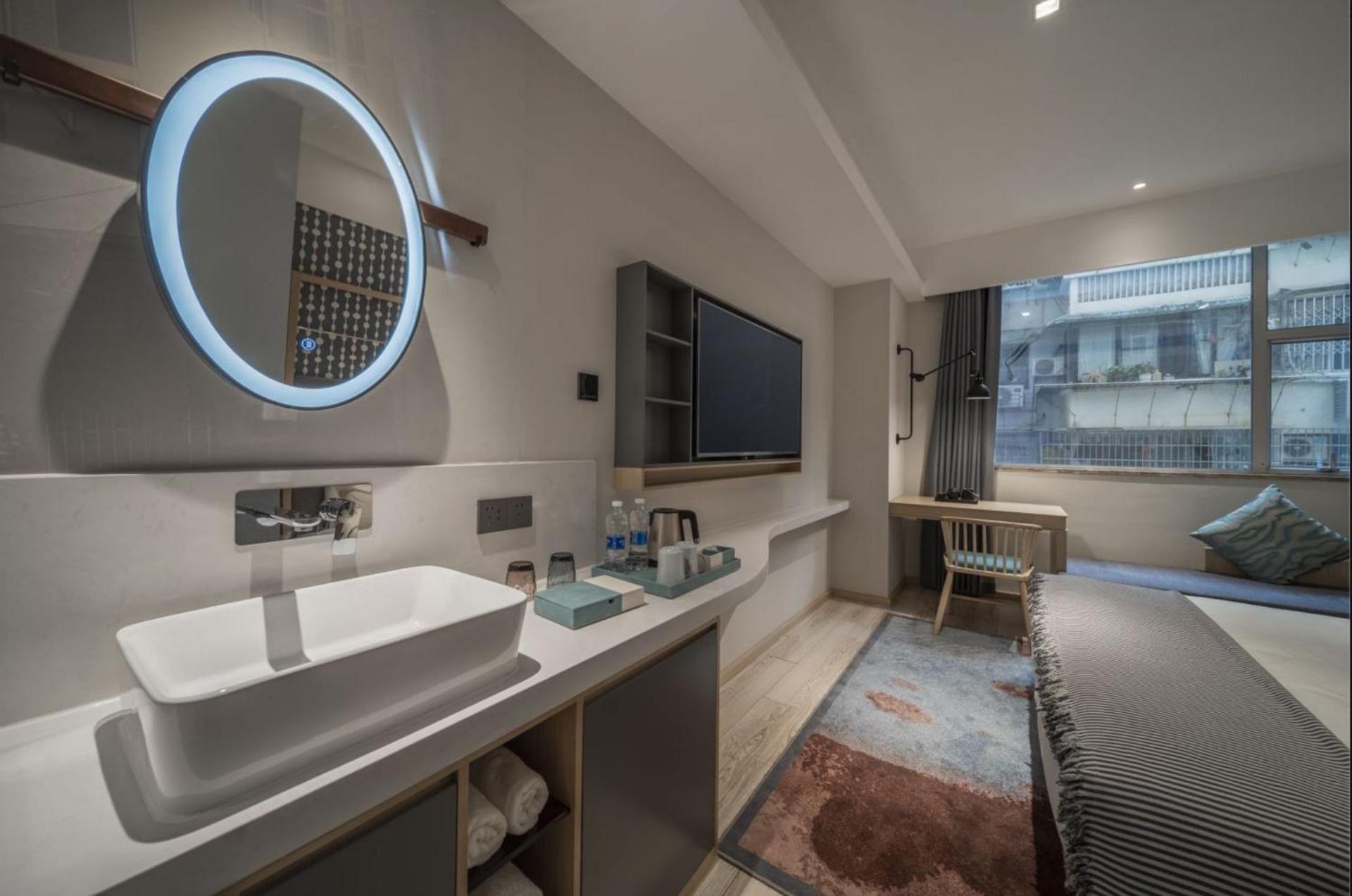 Queen Deluxe Room