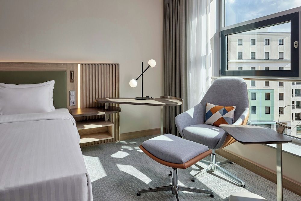 Courtyard by Marriott Berlin City Center Deluxe Room, 1 King Bed 3