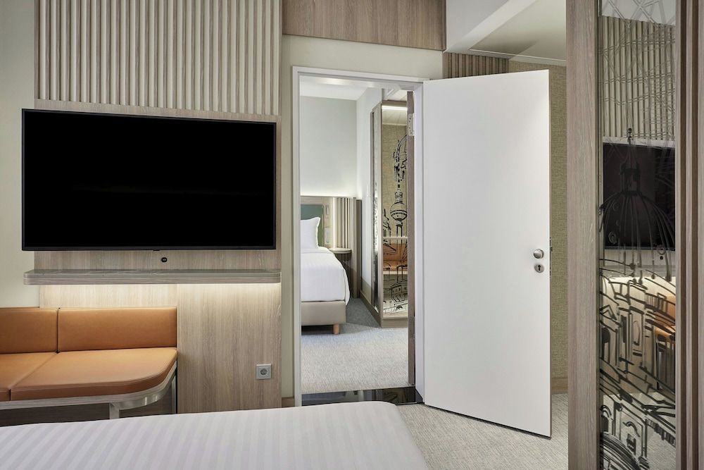Courtyard by Marriott Berlin City Center Deluxe Room, 1 King Bed 5