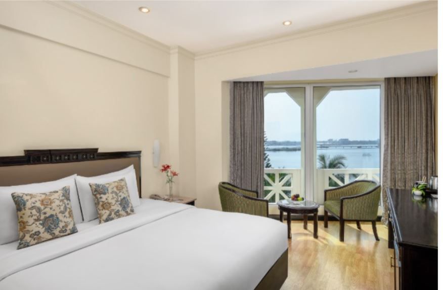 Superior Harbour View Queen bed