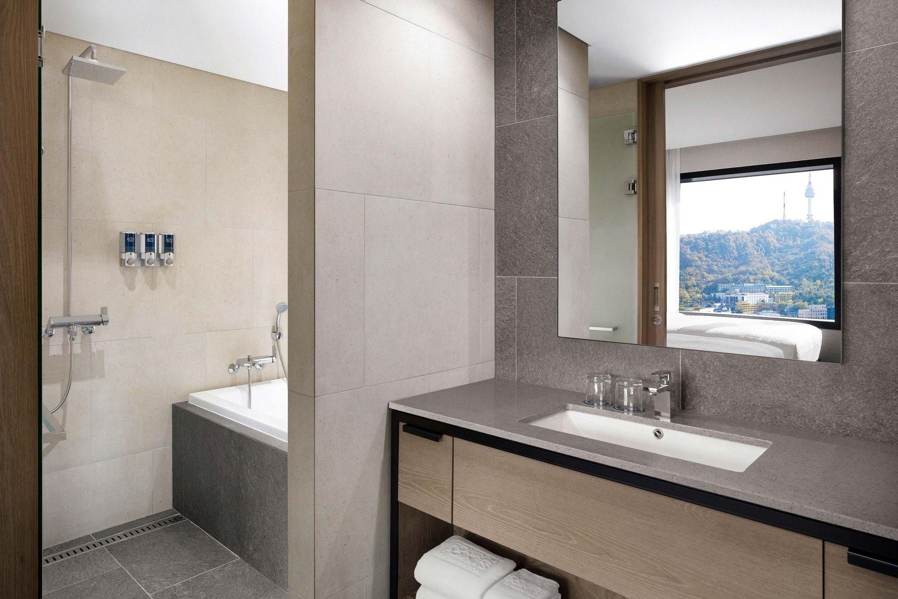 Four Points by Sheraton Josun, Seoul Myeongdong Premier, Guest room, 3 Twin, City view