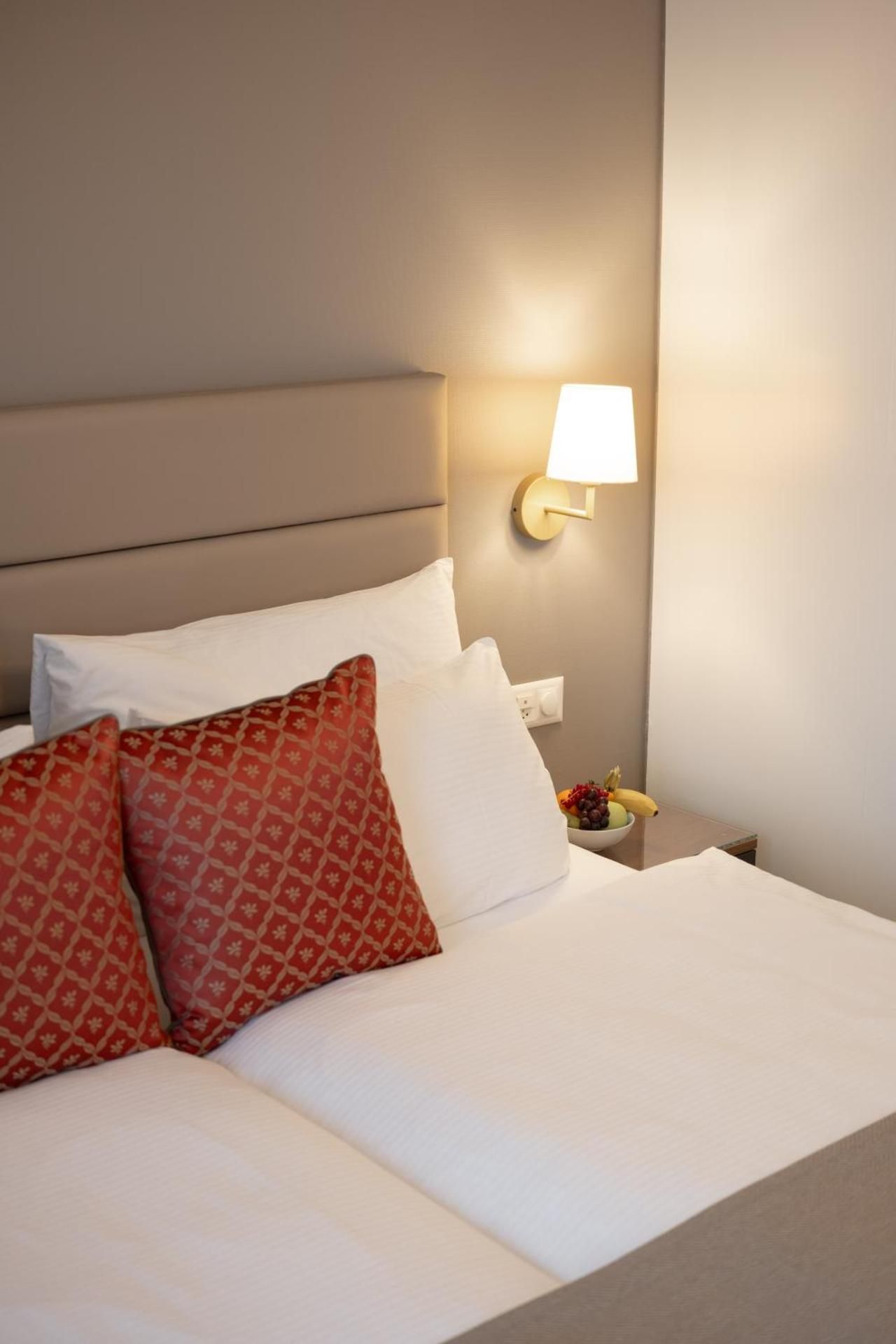 Double room city side with balcony 12m2