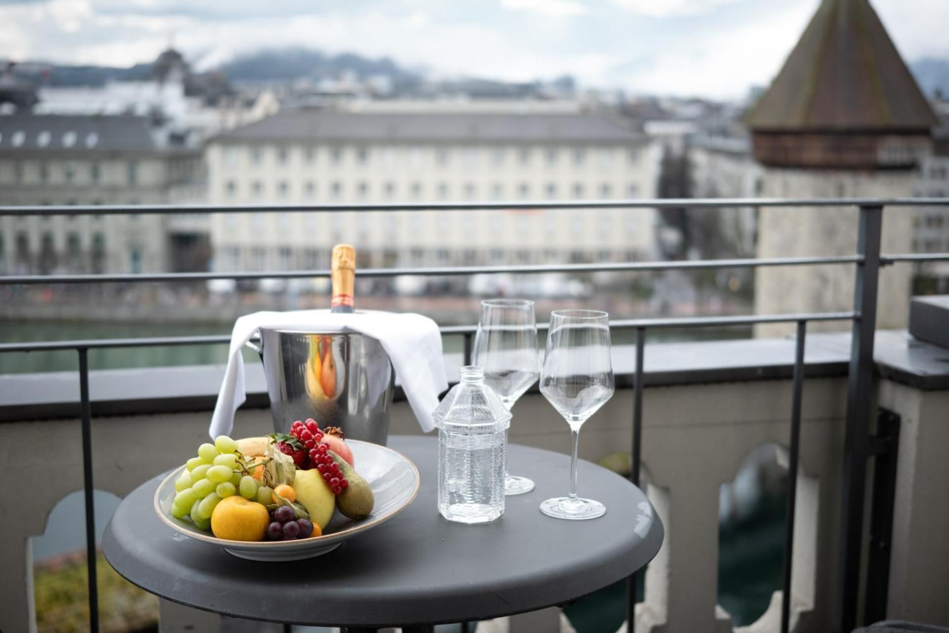 Double room facing the Chapel Bridge and balcony 16m2