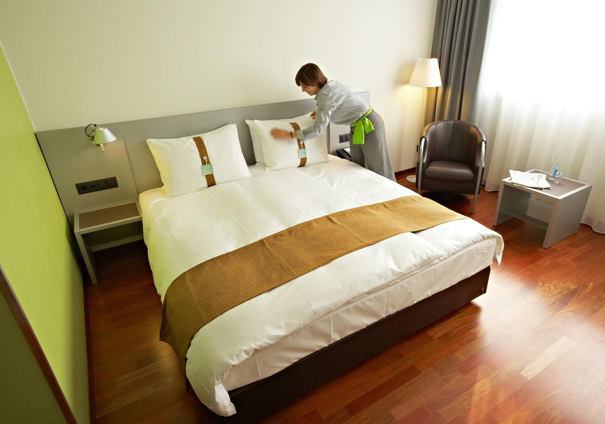 Holiday Inn Zurich - Messe by IHG 1 King Bed Standard Courtyard View 4