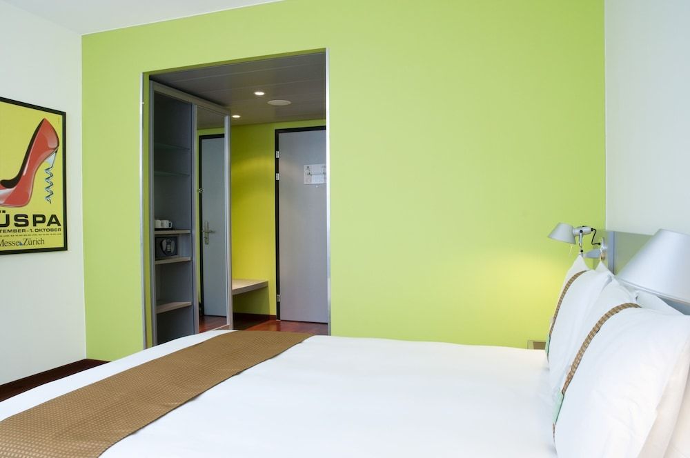 Holiday Inn Zurich - Messe by IHG Standard Room, 1 King Bed, Courtyard View 6