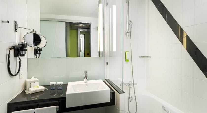 Holiday Inn Zurich - Messe by IHG 1 King Bed Standard Courtyard View 6
