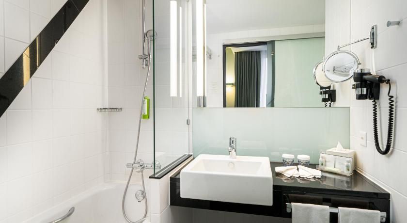 Holiday Inn Zurich - Messe by IHG 1 King Bed Standard Courtyard View 6