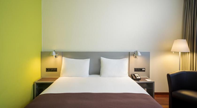 Holiday Inn Zurich - Messe by IHG 1 King Bed Standard Courtyard View 2