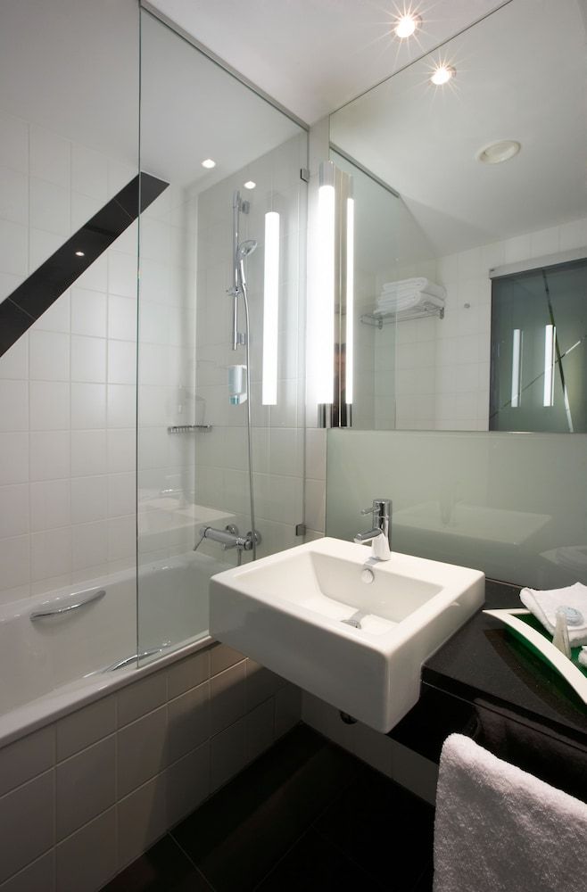 Holiday Inn Zurich - Messe by IHG Standard Room, 1 King Bed, Courtyard View 5