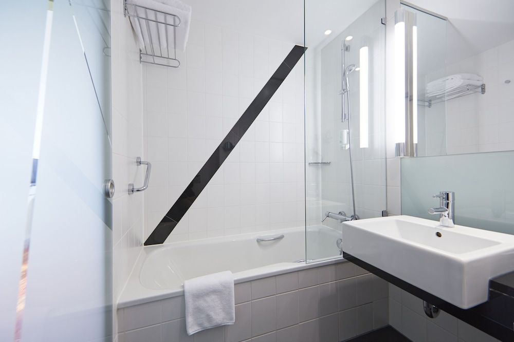 Holiday Inn Zurich - Messe by IHG Standard Room, 2 Twin Beds, Courtyard View 3