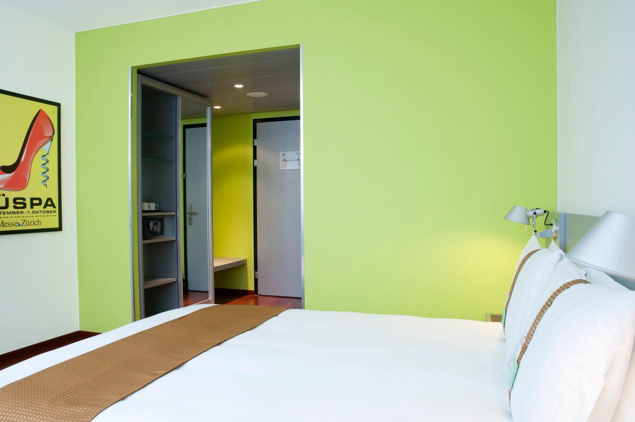 Holiday Inn Zurich - Messe by IHG 1 King Bed Standard Courtyard View 7