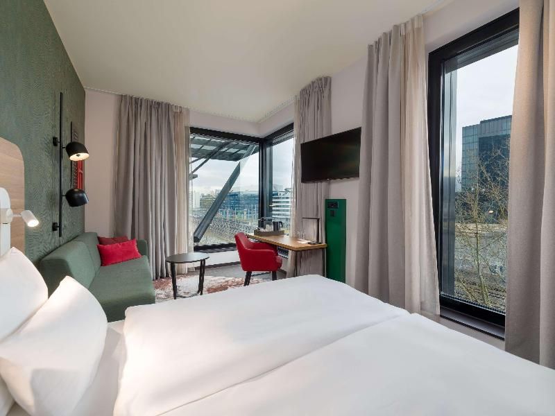 DOUBLE WITH DOUBLE BED
