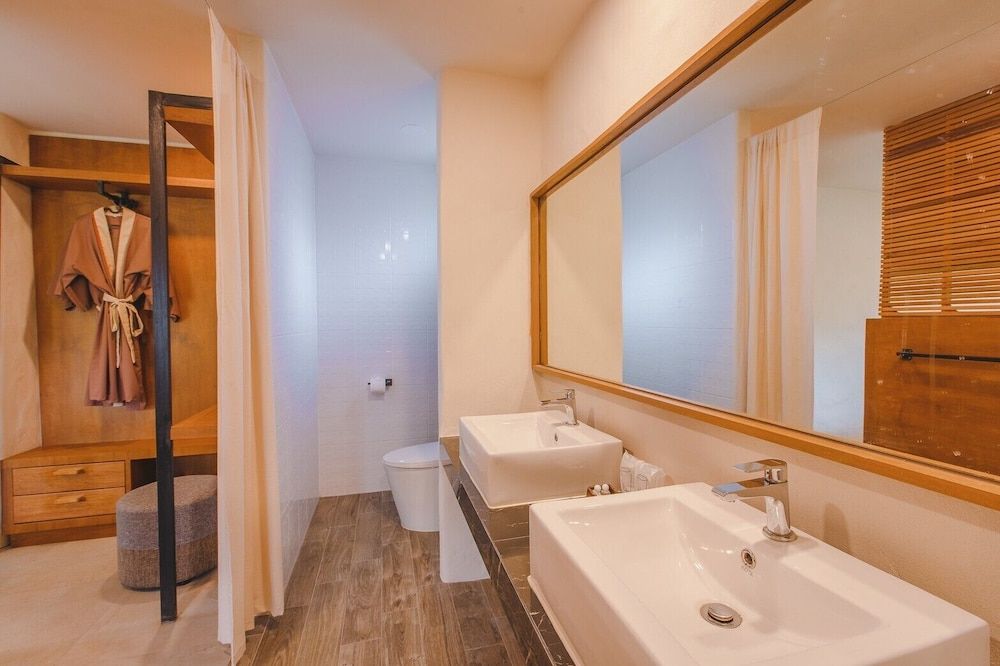 Punnpreeda Beach Resort Deluxe Suite 60