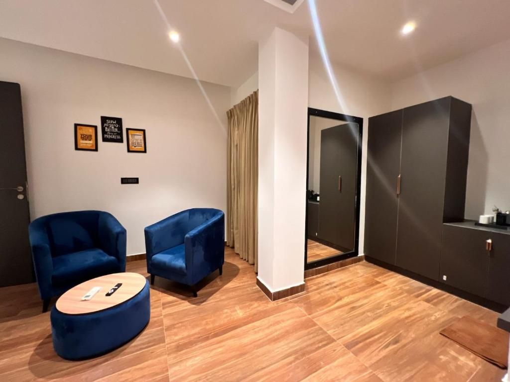 Hotel Kingdom Suites Large Double Room 3