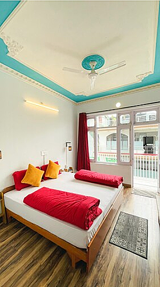 King Room with Balcony Mountain View