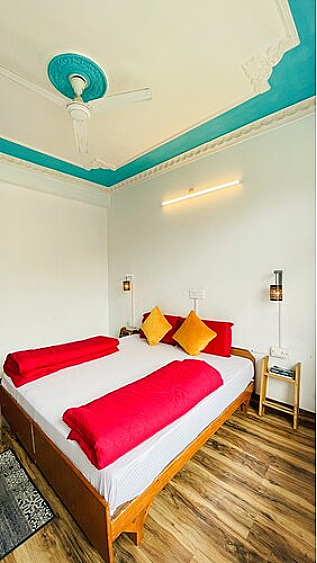 King Room with Balcony Mountain View