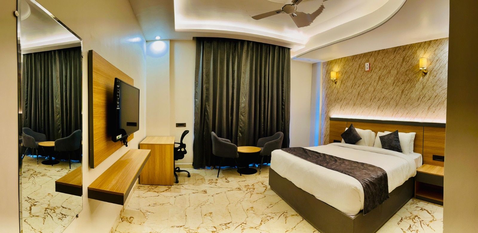 The Grand Oasis Deluxe Double Room 3