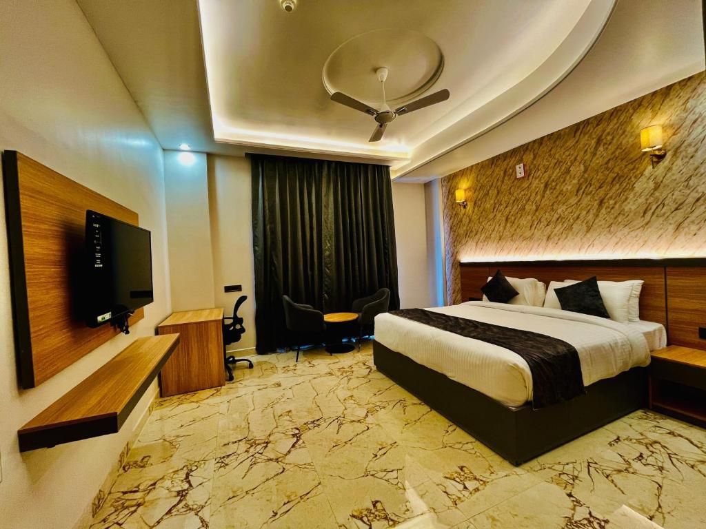 The Grand Oasis Deluxe Double Room