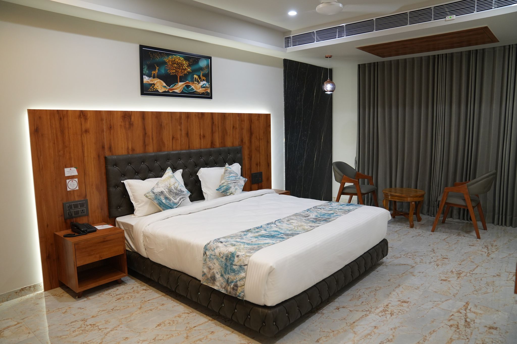 The Blackstone Hotel Deluxe Room 3