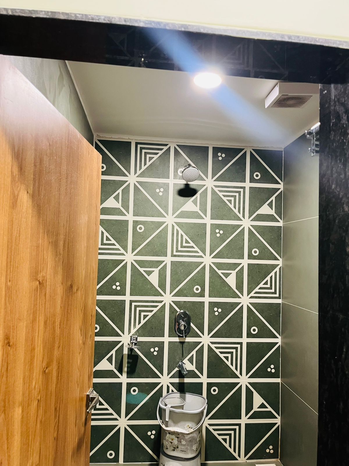 ASHRAY FAMILY ROOM 5 BED