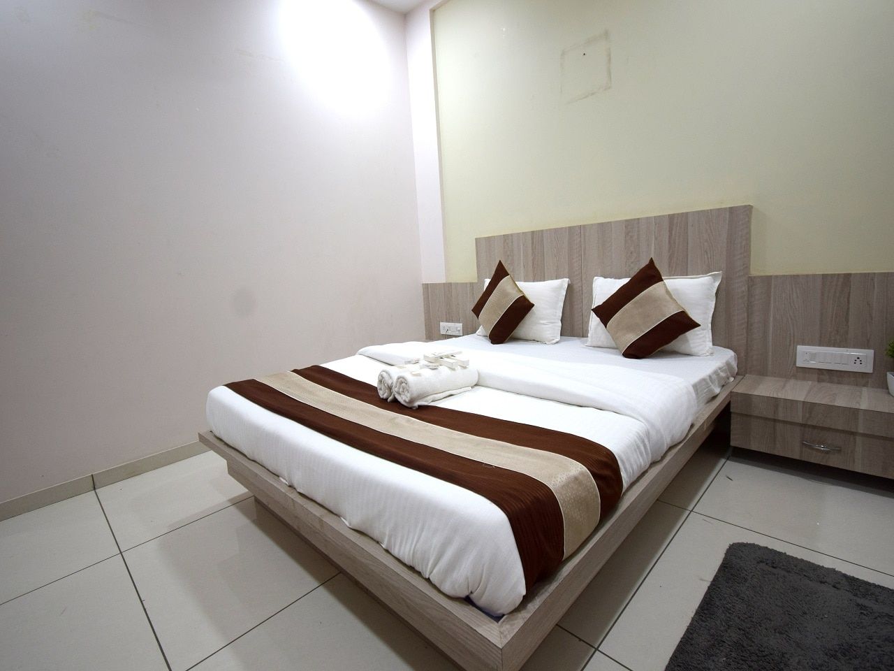 Hotel Embassy Deluxe AC Rooms 2