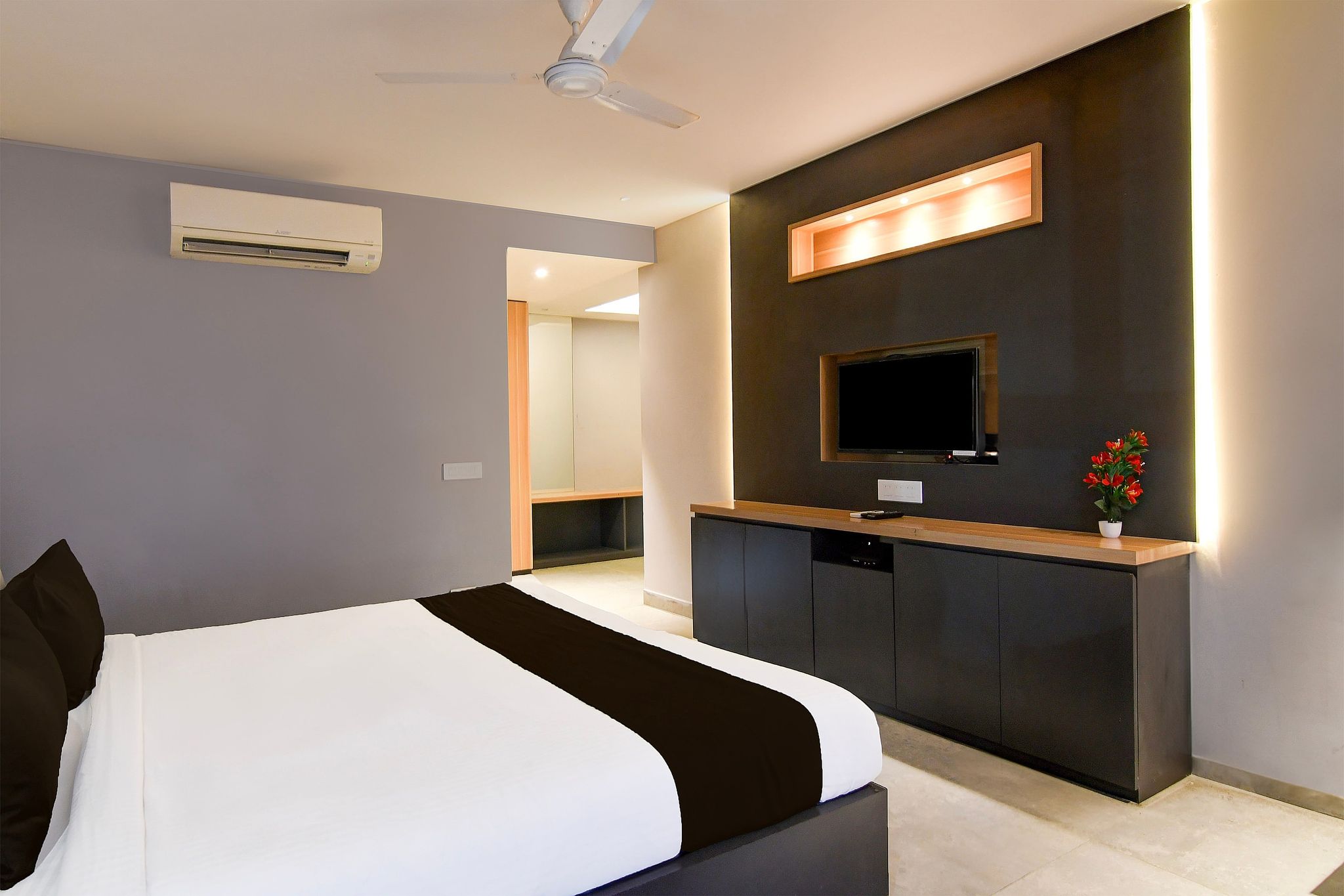 Collection O Water View Residency Classic 7