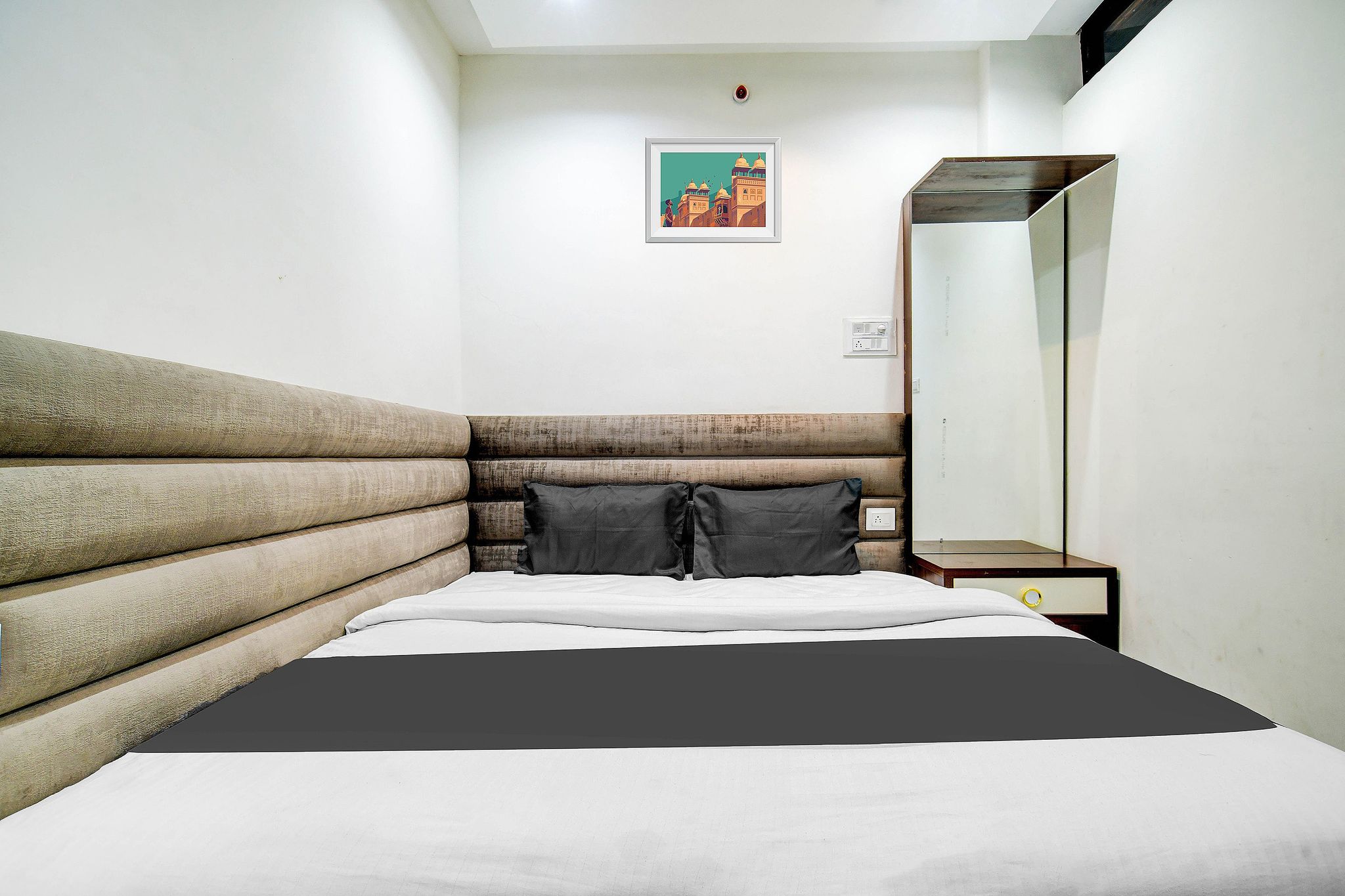 Super Townhouse LIG Main Road Indore Classic 11